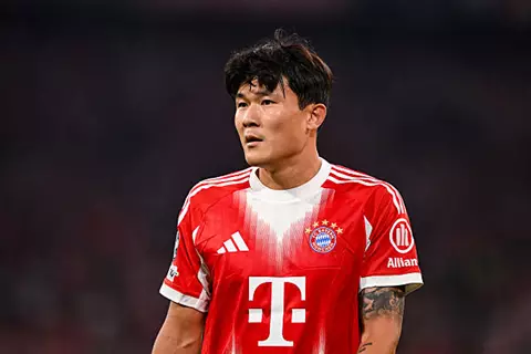 تقارير: مدافع بايرن ميونخ يدرس الرحيل.. وثنائي إيطالي مهتم بضمه